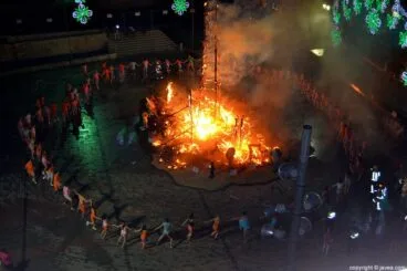 Los quintos se despiden de su año rodando la foguera en llamas