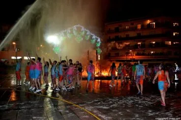 Los quintos se refrescaban con la manguera del calor de las llamas