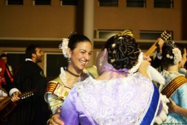 Lucía Andrés Lacueva con Tatiana Caballero y la tuna de Xàbia