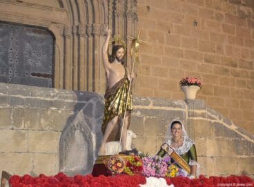 Lucía Andrés Lacueva entregando su ramo a San Juan