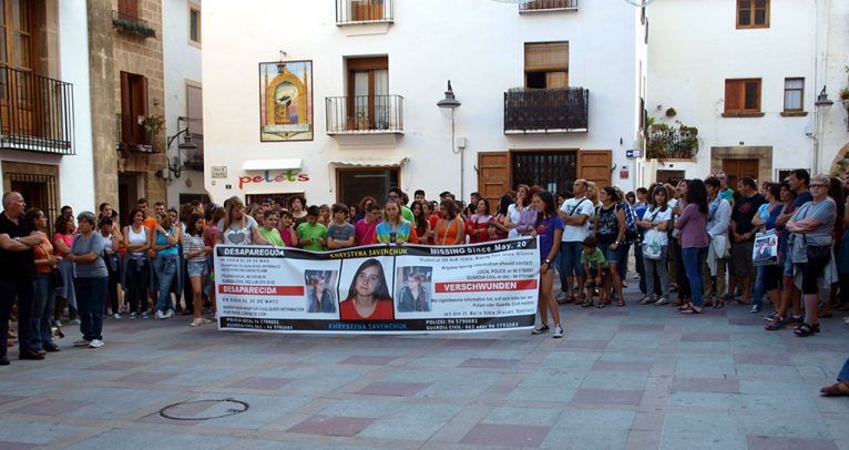 Manifestación en la Plaza de la Iglesia para pedir la vuelta a casa de la joven desaparecida