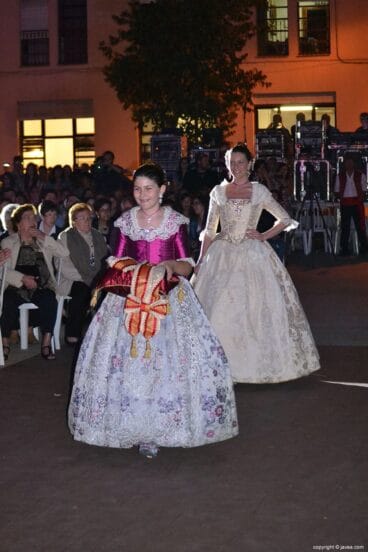 Mar Bisquert Bover de camino al escenario para ser proclamada reina