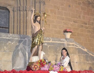 Mar Bisquert Bover entregando el ramo a San Juan