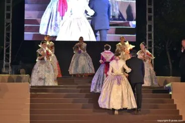 Mar Bisquert Bover subiendo al escenario para ser proclamada como reina de Fogueres 2014