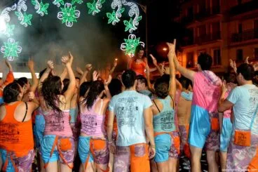 Mar Bisquert a hombros de sus quintos en la cremà