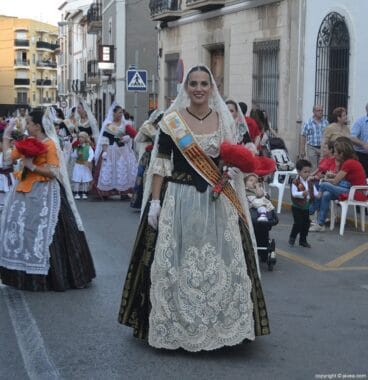 Miembro de la quintà 1999 en la ofrenda de flores a San Juan