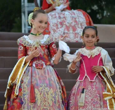 Miembros de la Corte de Honor Infantil de las Hogueras de San Juan 2014 Jávea