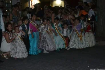 Miembros de la corte de honor infantil antes de empezar la cremà