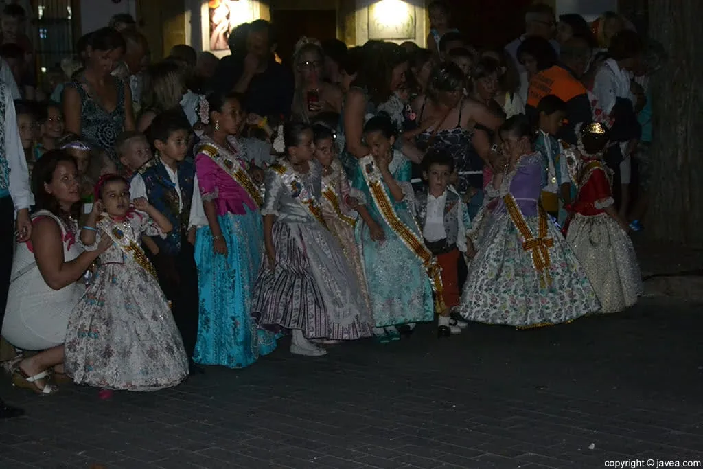 Miembros de la corte de honor infantil antes de empezar la cremà