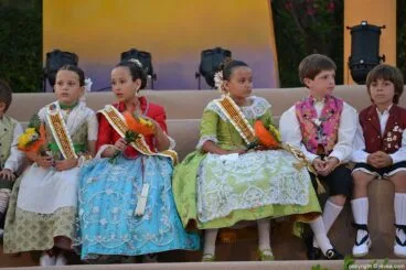 Miembros de la corte de honor infantil de les Fogueres de Sant Joan 2014