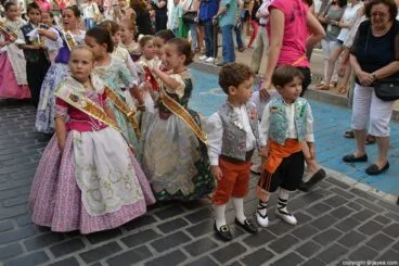 Miembros de la corte de honor infantil en el pasacalle del día del Pregó