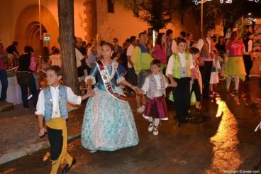 Miembros de la corte de honor infantil y de la comisión juvenil rodando la falla