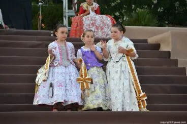 Miembros de la corte infantil en la proclamación de Fogueres 2014