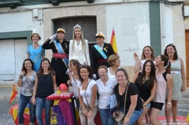 Miembros de la peña La Poca Vergonya disfrazados de familia real