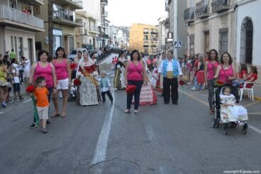 Miembros de la quintà 1994 en la ofrenda a San Juan