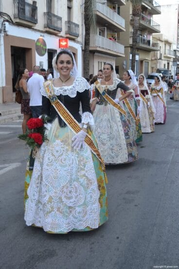 Miembros de la quintà 2004 en la ofrenda a San Juan