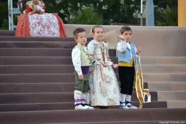 Momento de la proclamación infantil con miembros de la corte de honor
