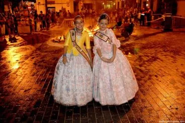 Nerea Mata Gutiérrez y Andrea López Lillo en la cremà de la  foguera infantil