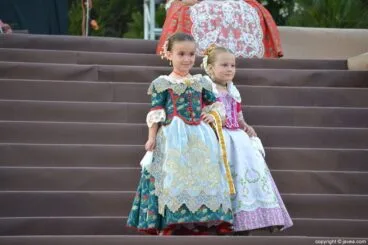 Niñas de la corte de honor infantil de las Hogueras de San Juan de Jávea
