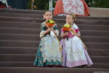 Niñas de la corte de honor infantil de les Fogueres de Sant Joan 2014