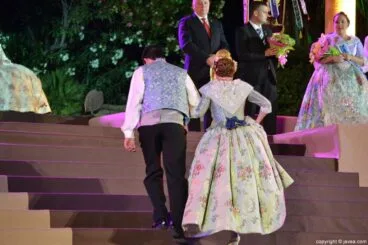 Pareja de quintos durante la proclamación de la reina de Fogueres 2014