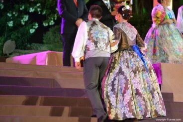 Pareja de quintos en el acto de proclamación