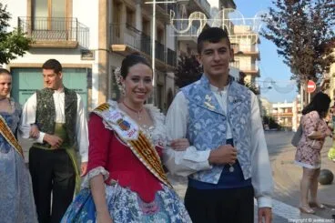 Pareja de quintos en el pasacalle del Pregó