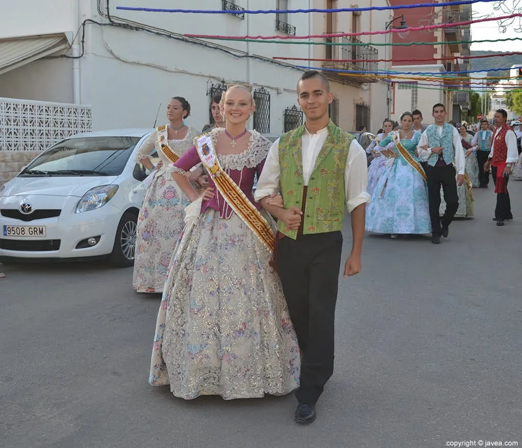 Pareja de quintos en el pasacalle