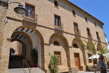 Parte  trasera del Ayuntamiento de Jávea desde la Plaça de Baix