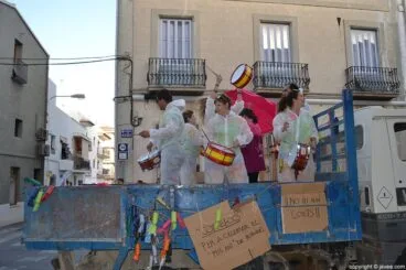 Penya L’estorb en el desfile de carrozas