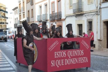 Peña disfrazada de caja de quintos