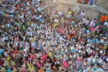 Plaza de la Iglesia de Jávea abarrotada durante el Pregón de las fiestas de San Juan