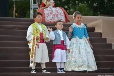Proclamación de la reina infantil de Fogueres 2014 y presentación de la Corte de Honor infantil