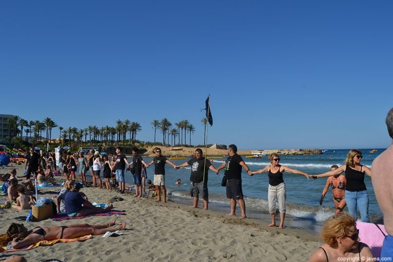 Protesta contra las prospecciones petrolíferas en la playa del arenal de Jávea