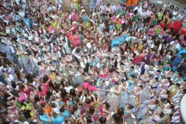 Quintos 2014, peñas y vecinos de Jávea en la Plaza de la Iglesia el día del Pregó