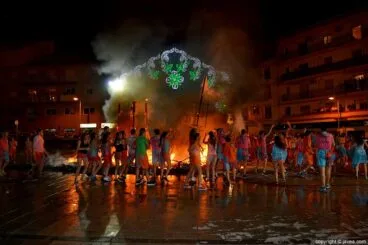 Quintos alrededor de la Foguera