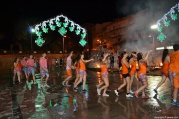 Quintos alrededor de la Hoguera ya casi en cenizas