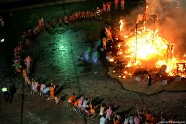 Quintos arrodillados frente a la foguera de su año especial