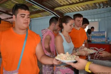 Quintos en el casal a la hora de la comida