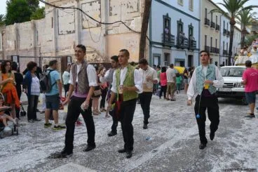 Quintos en el desfile de carrozas de Jávea