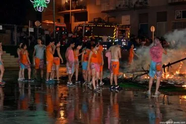 Quintos mirando cómo se quema la Foguera
