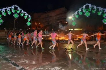 Quintos rodando la Foguera Central