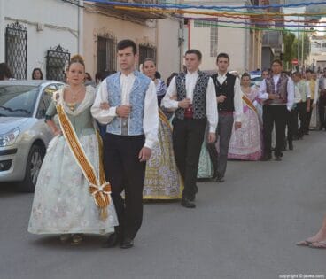 Quintos y quintas en el pasacalle de los sectores de Jávea