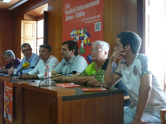 Raúl de Lope, José Chulvi, Antonio Miragall y miembros de la organización del Festival Internacional