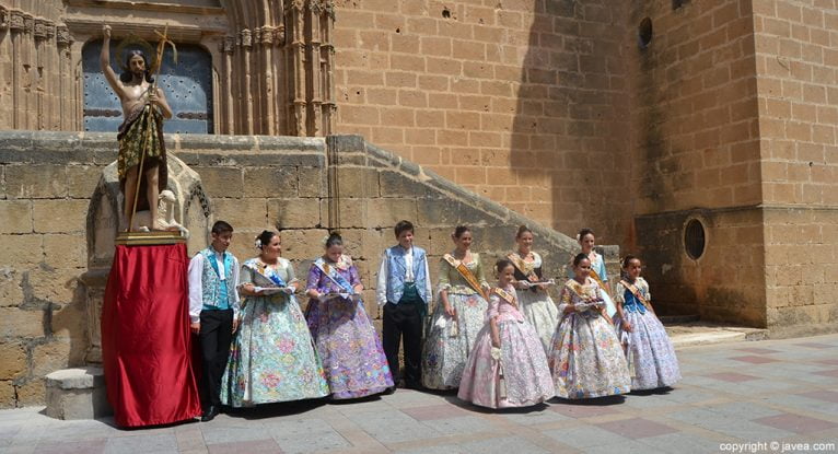 Representantes de Fogueres 2014 junto a la imagen de San Juan en la plaza de la iglesia