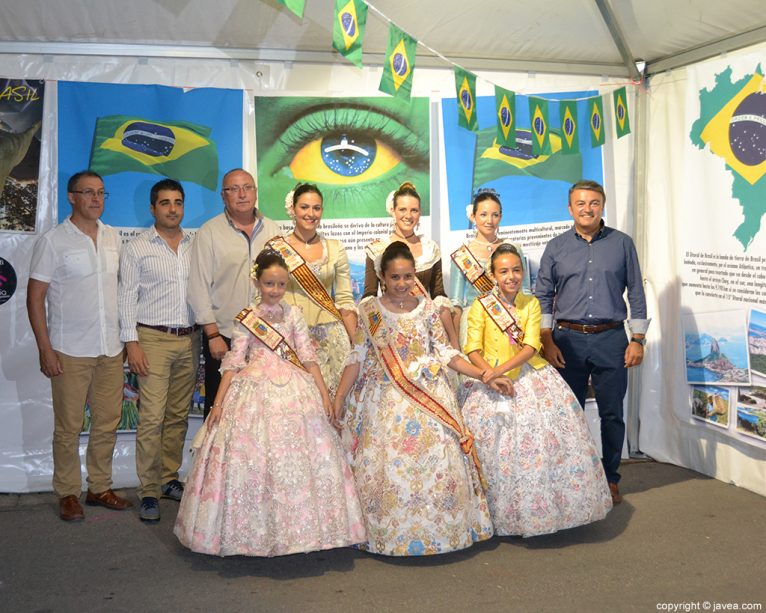Representantes de Fogueres 2014 y autoridades en el stand de Brasil