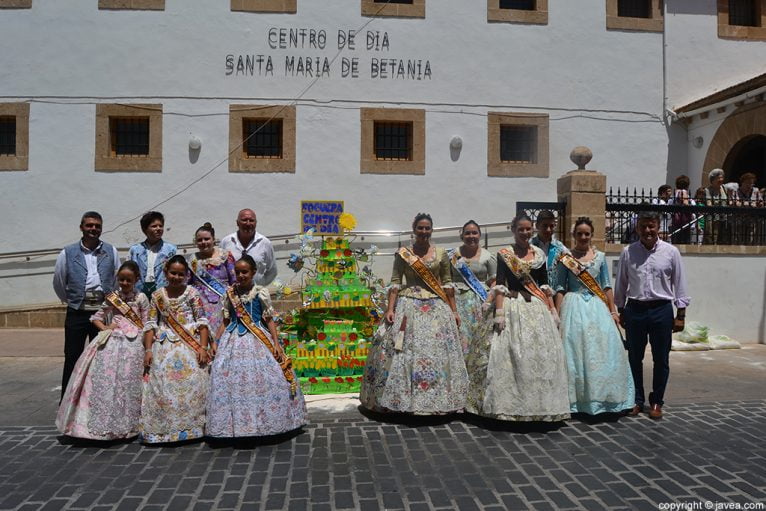 Representantes de Fogueres 2014 y autoridades junto a la pequeña Hoguera del Centro de Día de Jávea