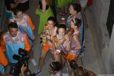 Representantes de Fogueres y José Chulvi en la noche de los cánticos a San Juan