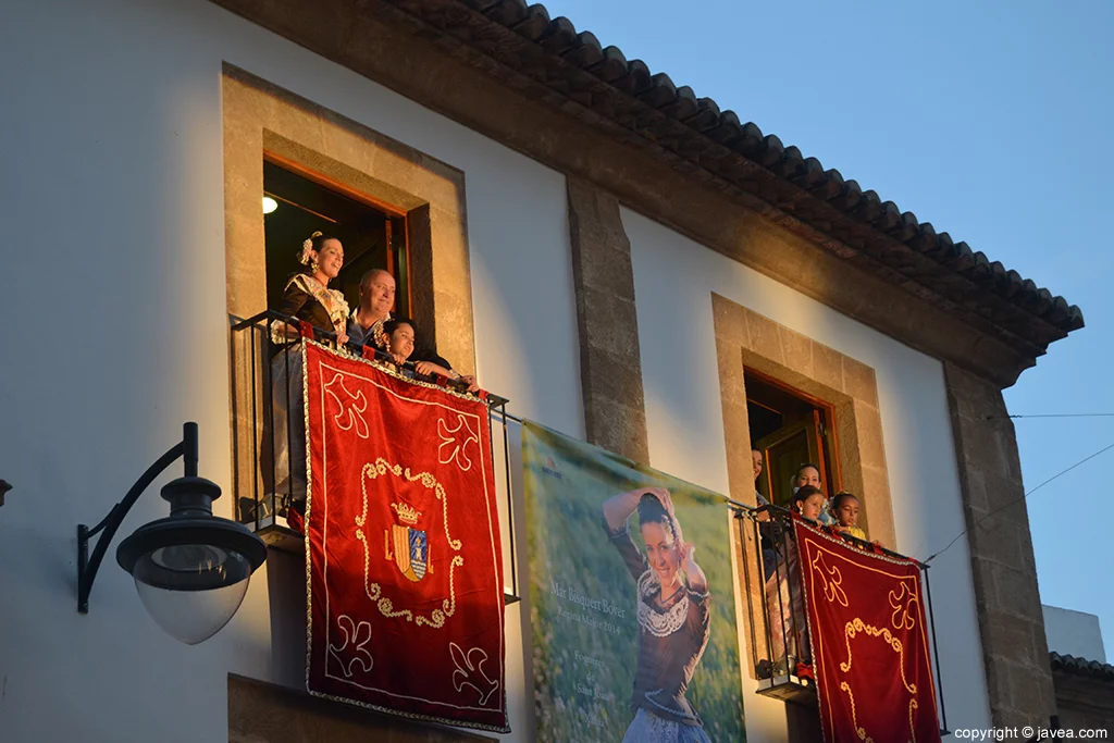 Representantes de las fiestas y autoridades en el balcón del Ayuntamiento durante el Pregó de las fiestas