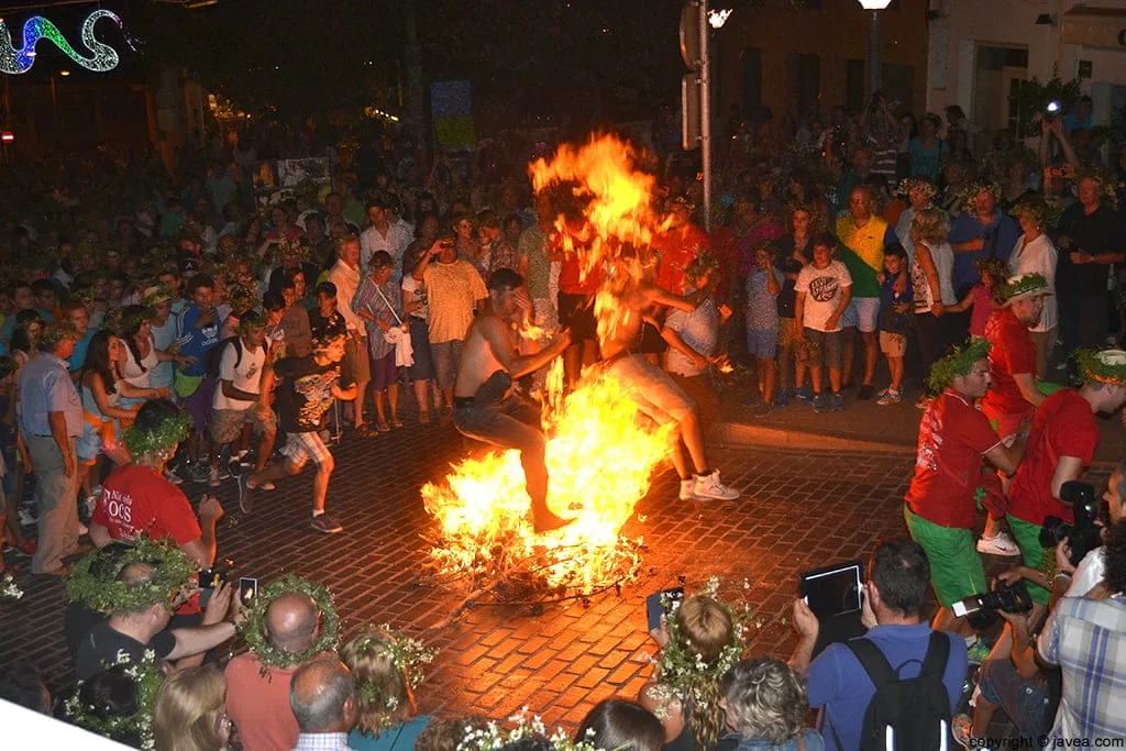 Saltando los fuegos en la Nit dels Focs en Jávea